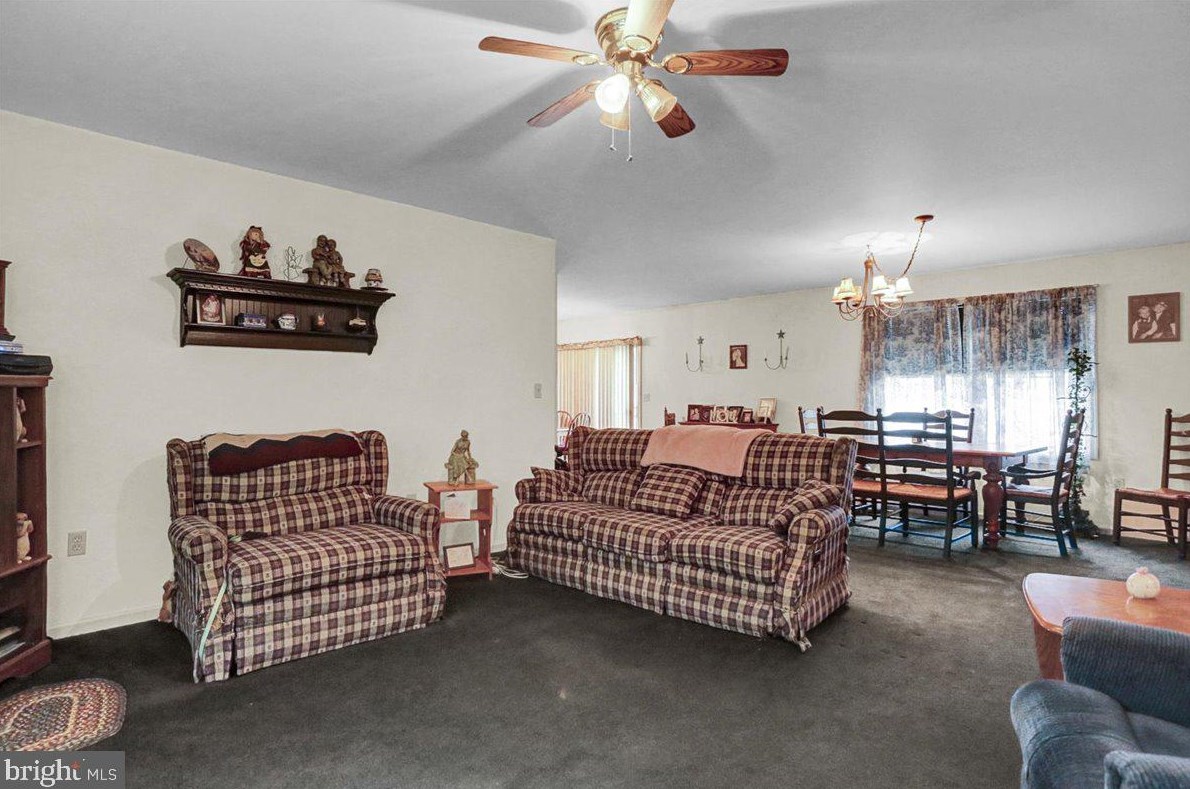 10 Edgemont Ln, Stricklerstown, PA 17073-9041