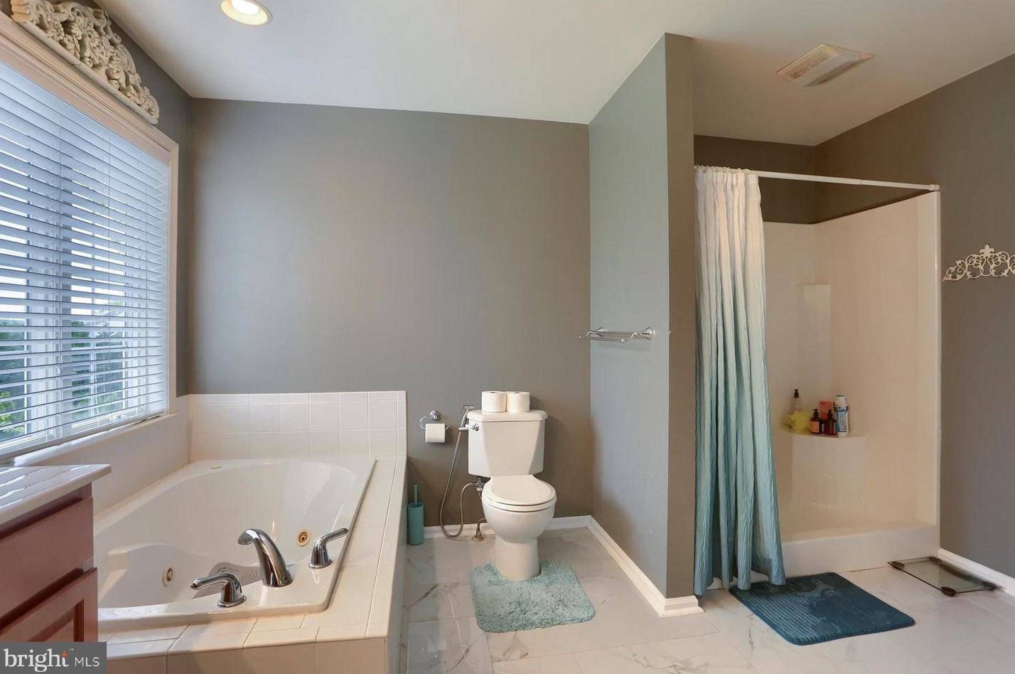 15 Augusta Dr, Bellegrove PA  17003-8609 exterior