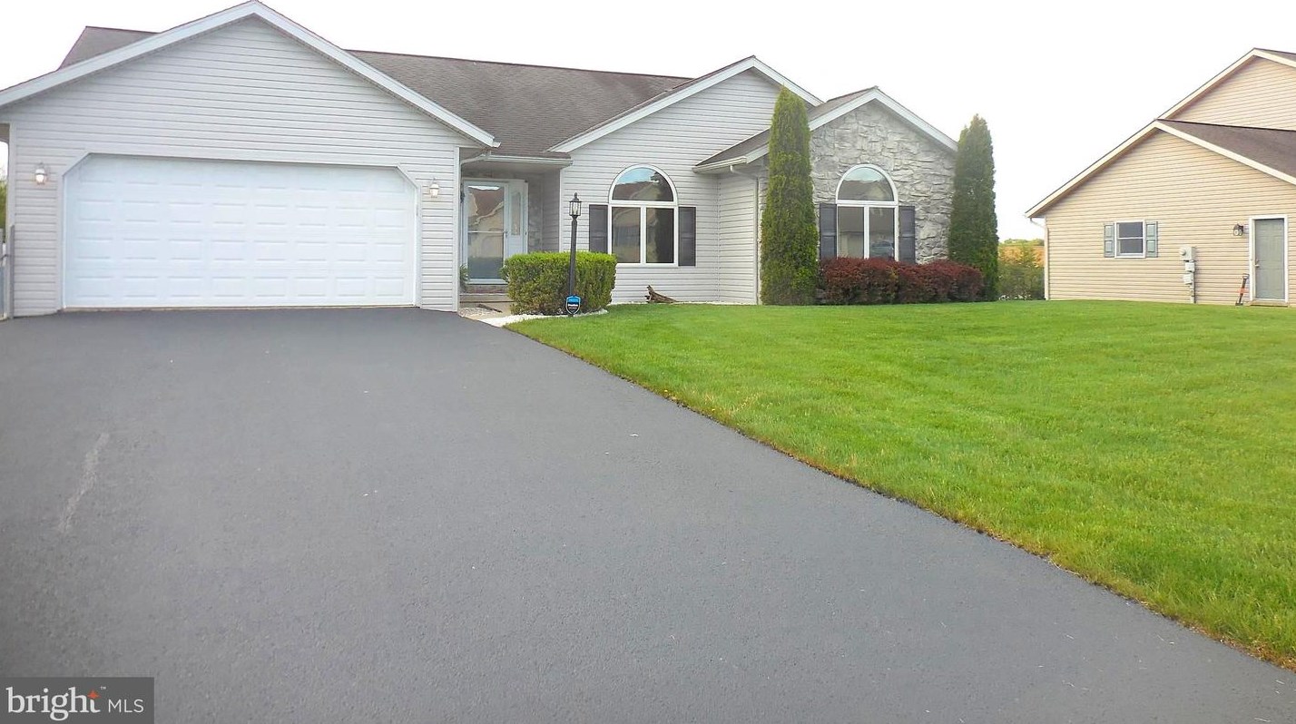 1114 Hunters Chase Ln, Lebanon, PA 17046