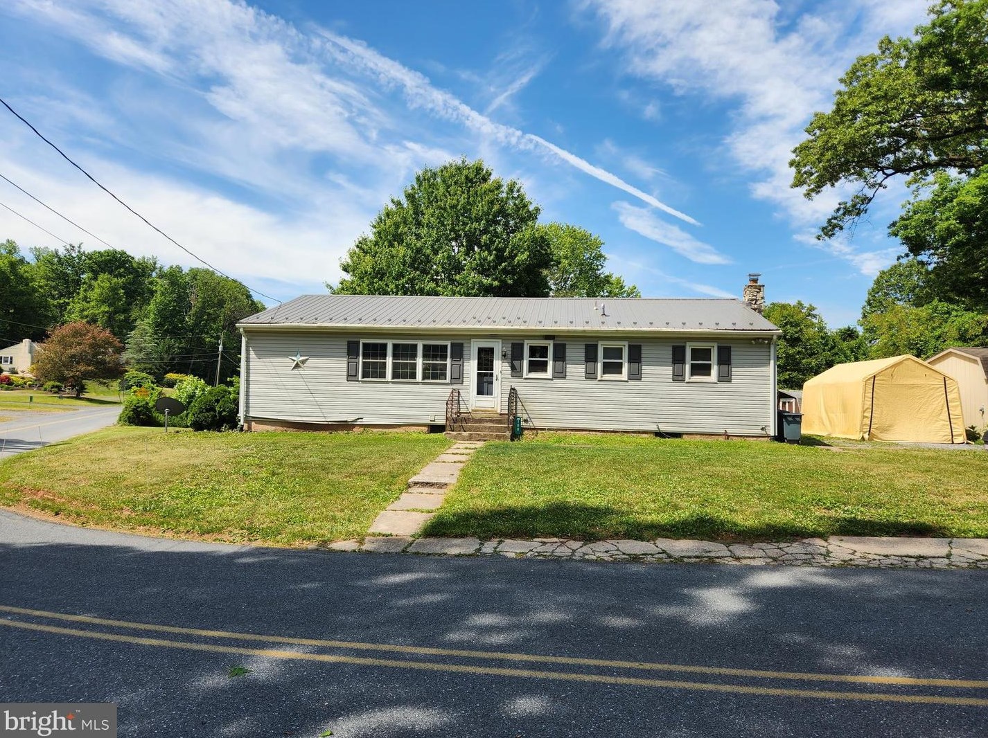108 Mountain Trail Rd, Stricklerstown, PA 17073-8811