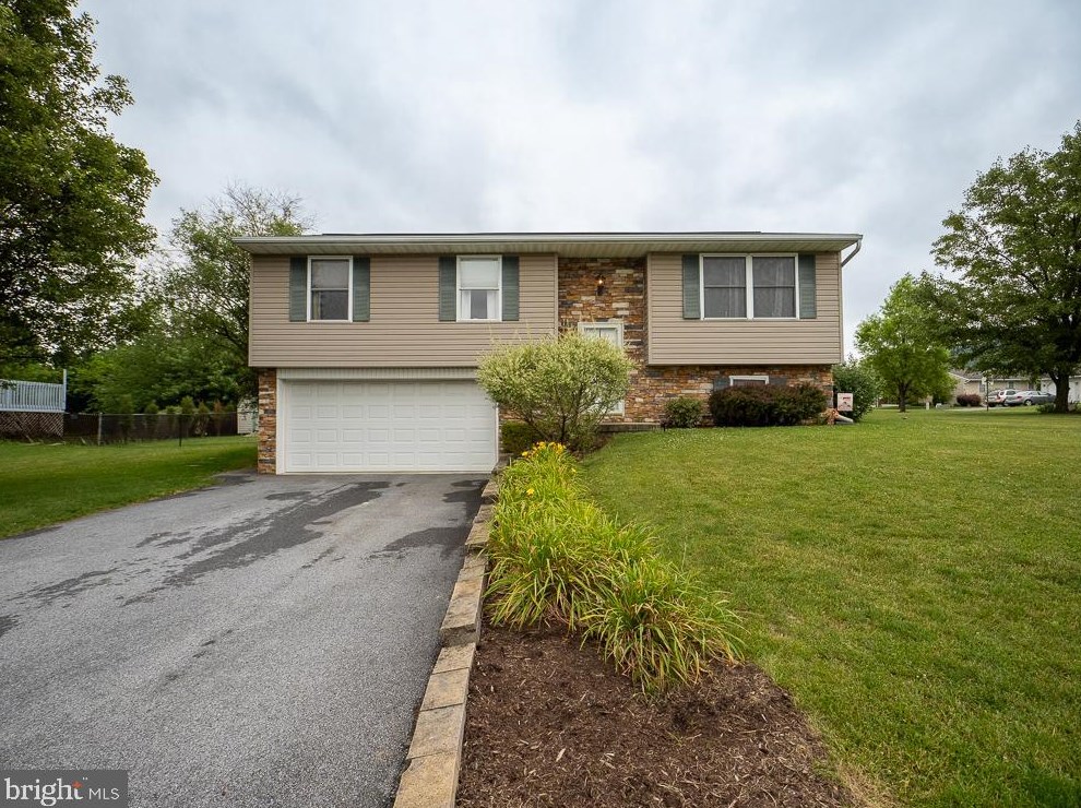 20 Abbey Ln, Stricklerstown, PA 17073-9030