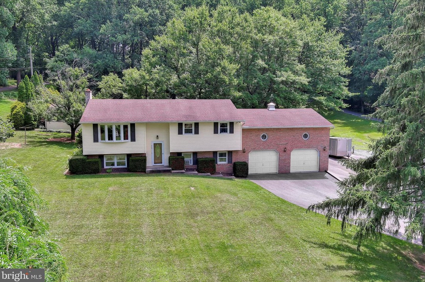 111 Mountain Trail Rd, Stricklerstown, PA 17073-8810