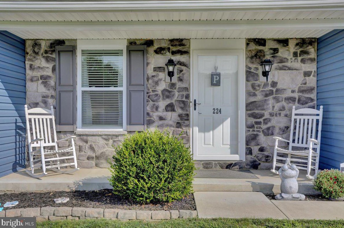 224 Edgemont Ln, Stricklerstown, PA 17073-9061