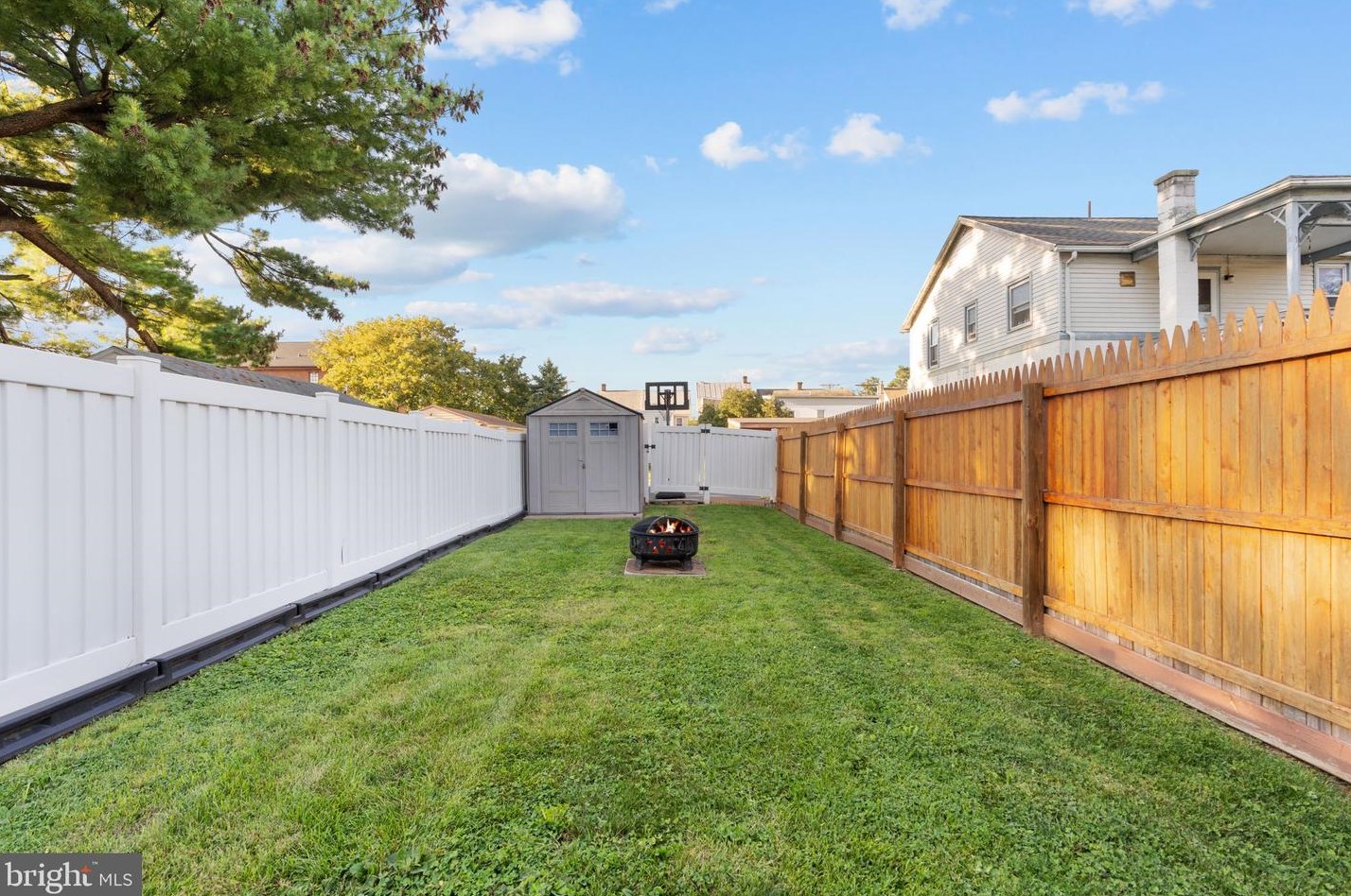 1823 Ctr St, Lebanon PA 17042-4447 exterior