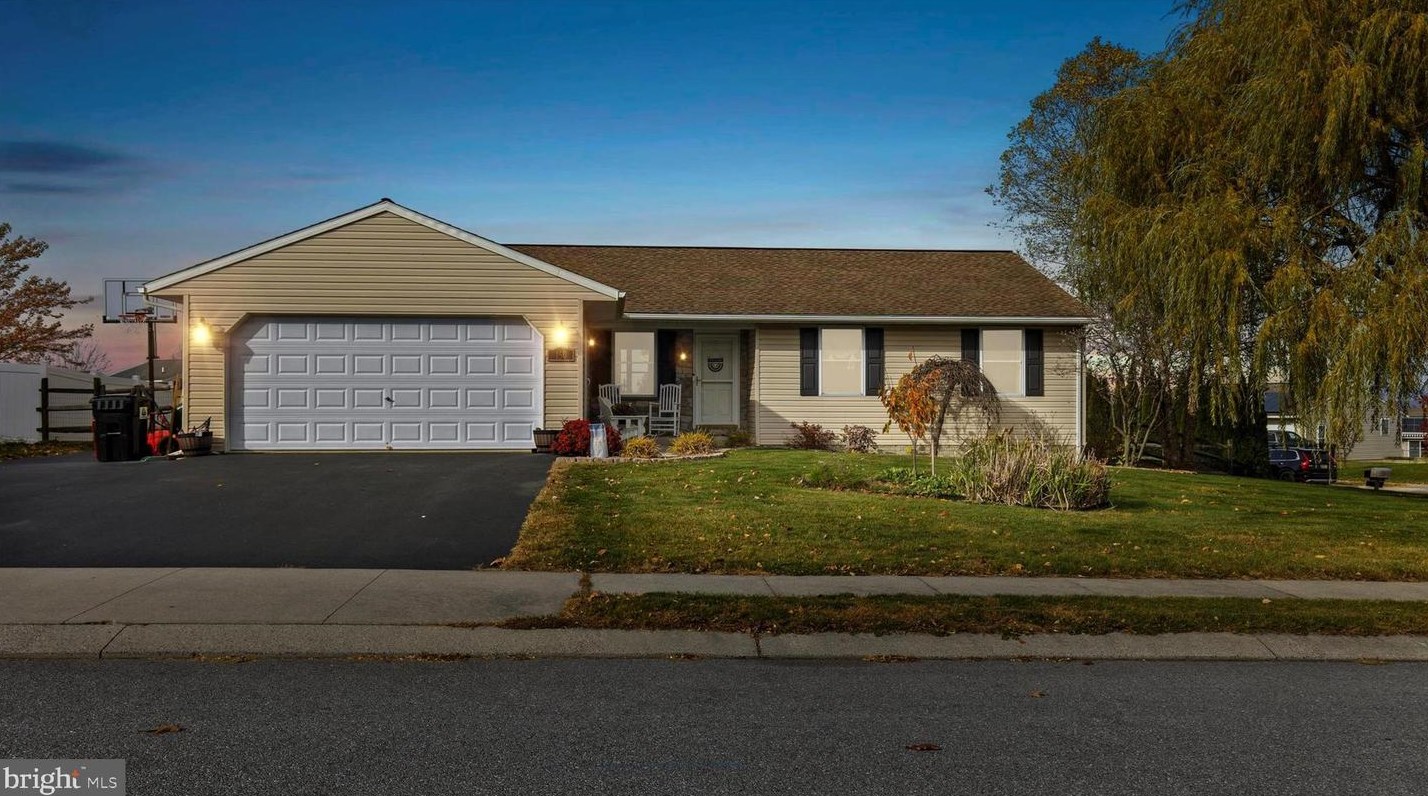 150 Sweetwater Ln, Stricklerstown, PA 17073-9042