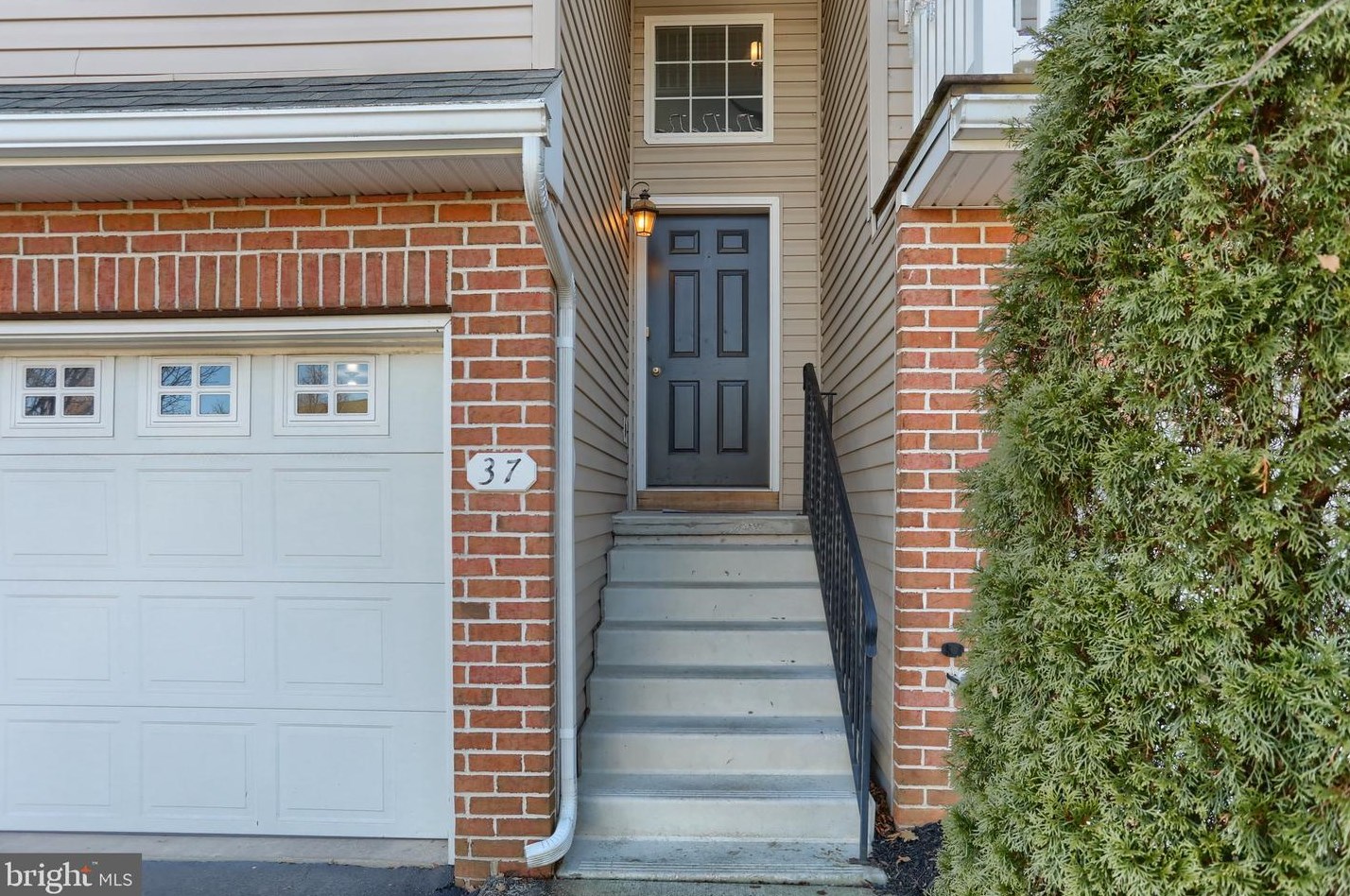 37 Parkside Dr, Lebanon, PA 17042