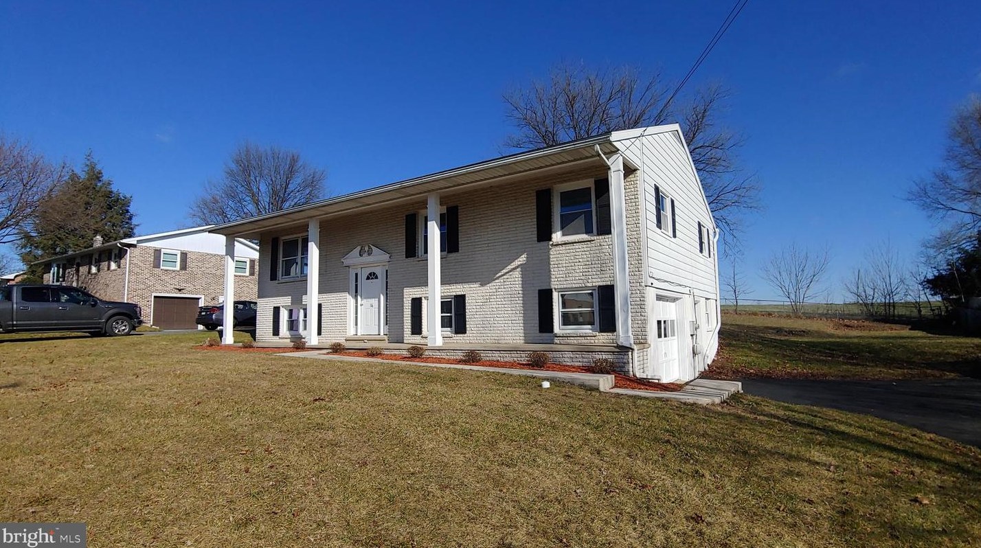 16 Colonial Dr, Bordnersville, PA 17038