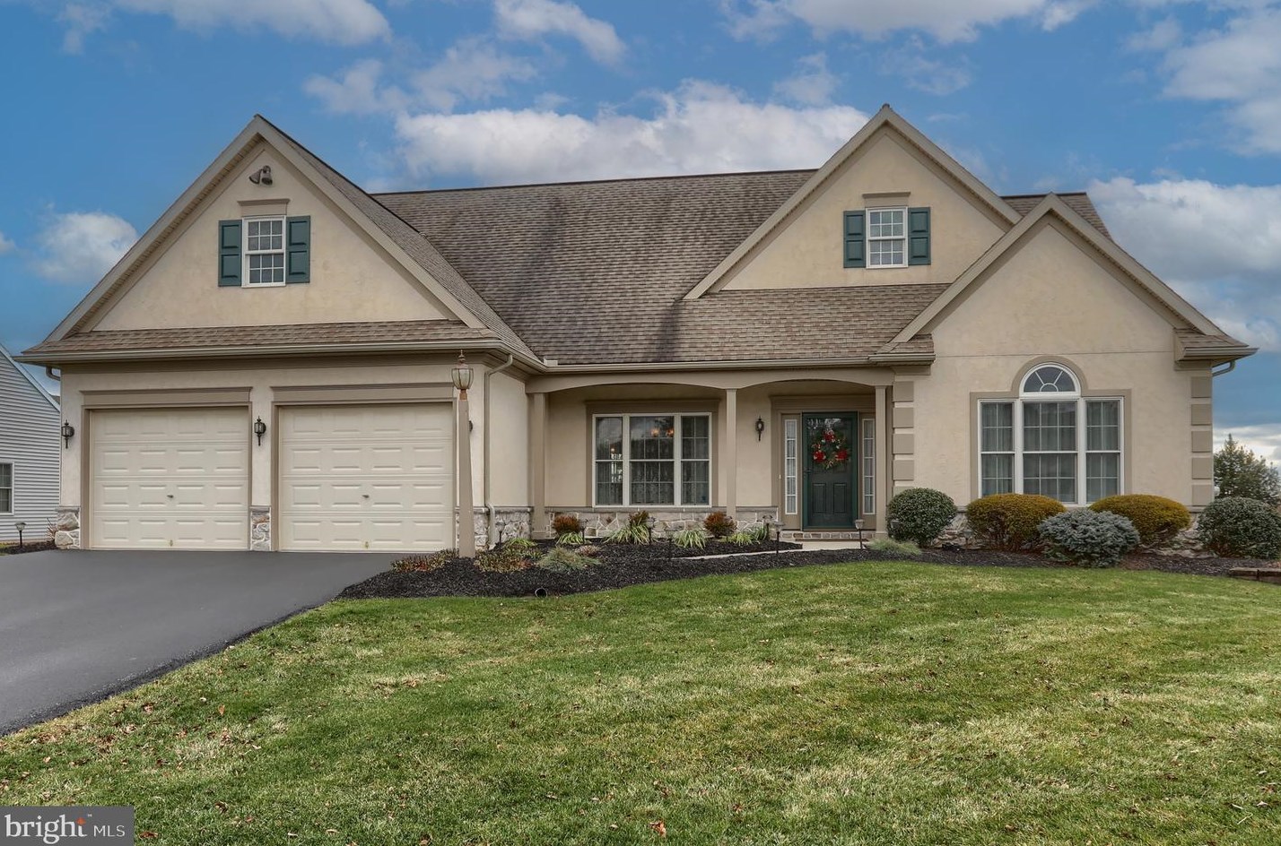 912 Walnut Crest Dr, Lebanon, PA 17046-2153