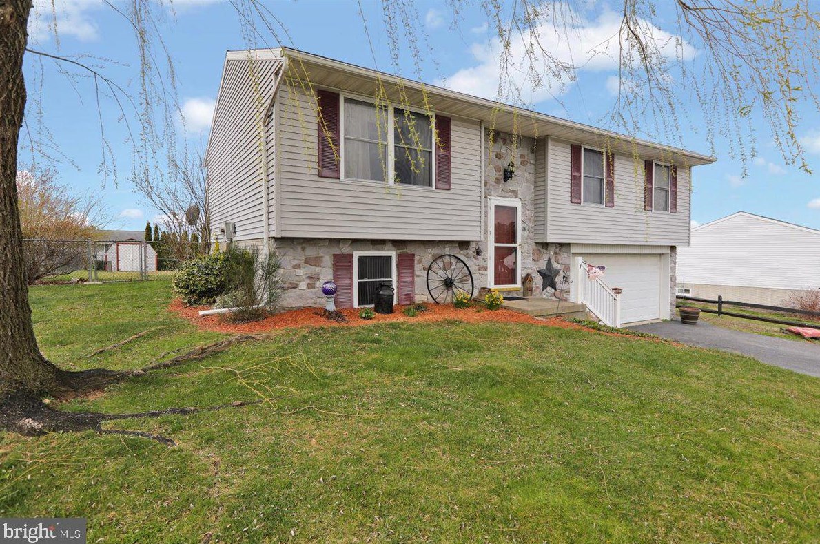 14 Cottage Ln, Stricklerstown, PA 17073-9034