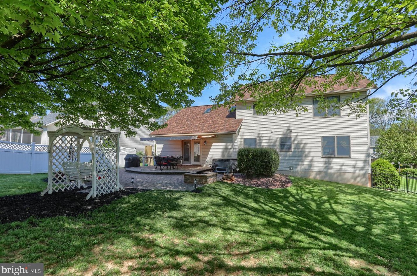 236 Weymouth Dr, Lebanon PA 17042-4159 exterior