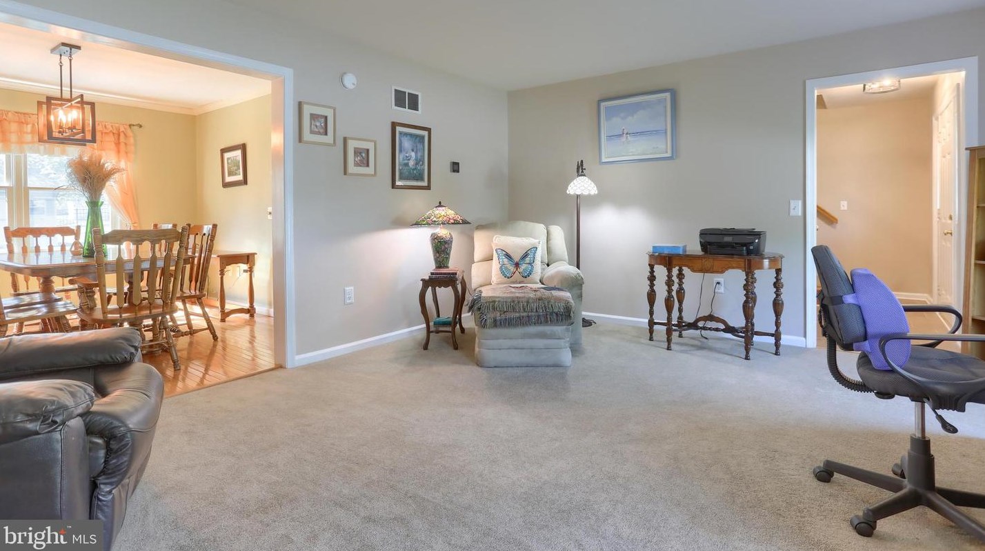 236 Weymouth Dr, Lebanon PA 17042-4159 exterior