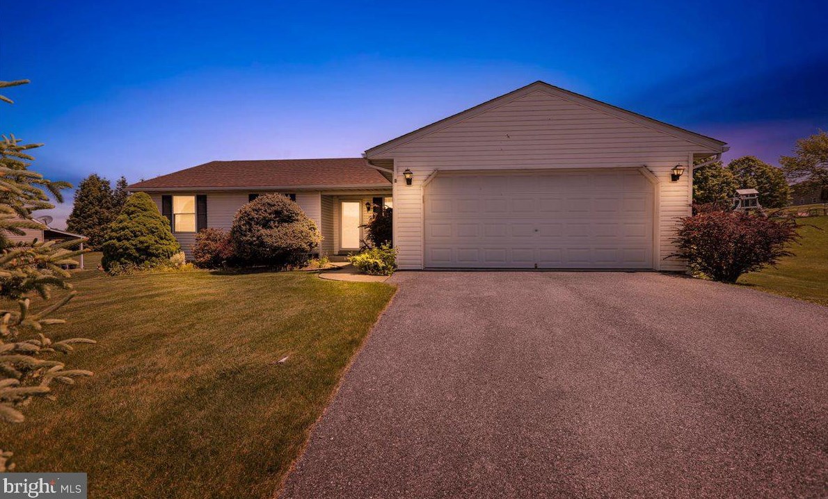 11 Cottage Ln, Stricklerstown, PA 17073-9035
