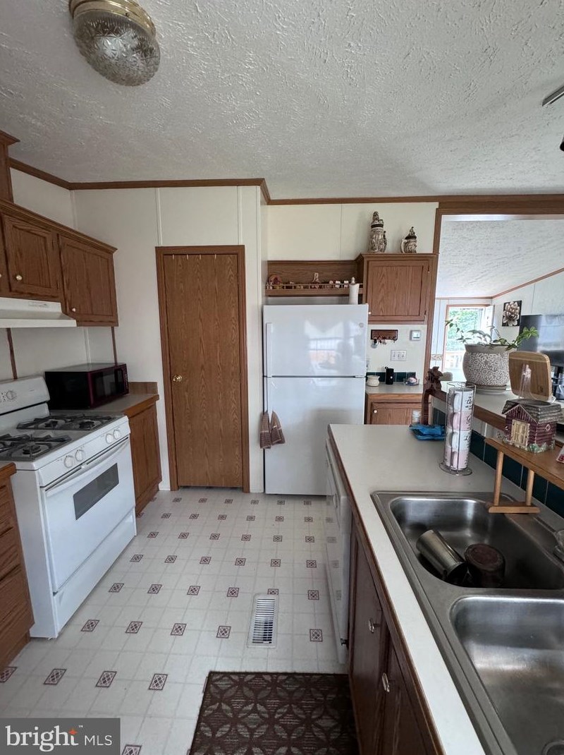 4 Timothy Ave, Lebanon PA 17042-4011 exterior