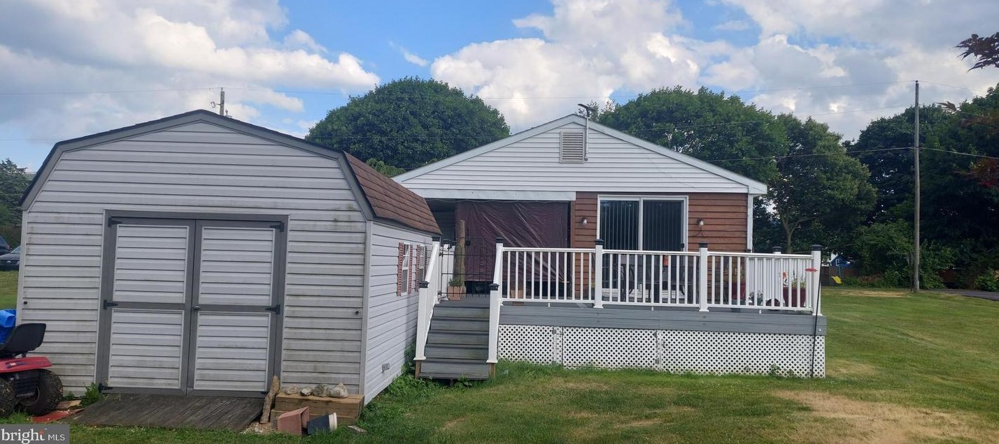 16 E Park St, Stricklerstown, PA 17073