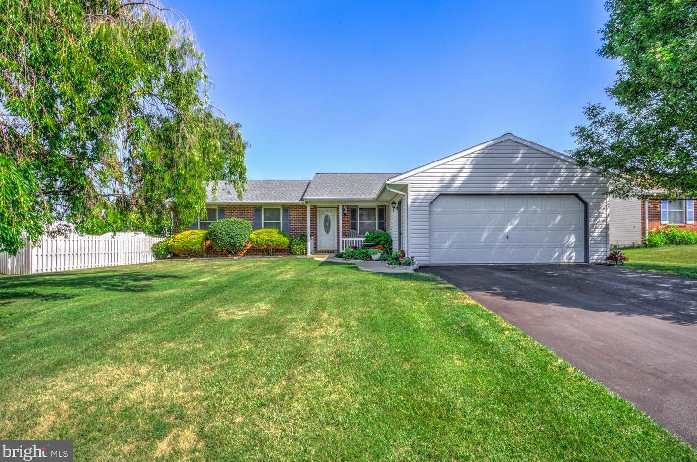 9 Treeline Dr, Stricklerstown, PA 17073-9012