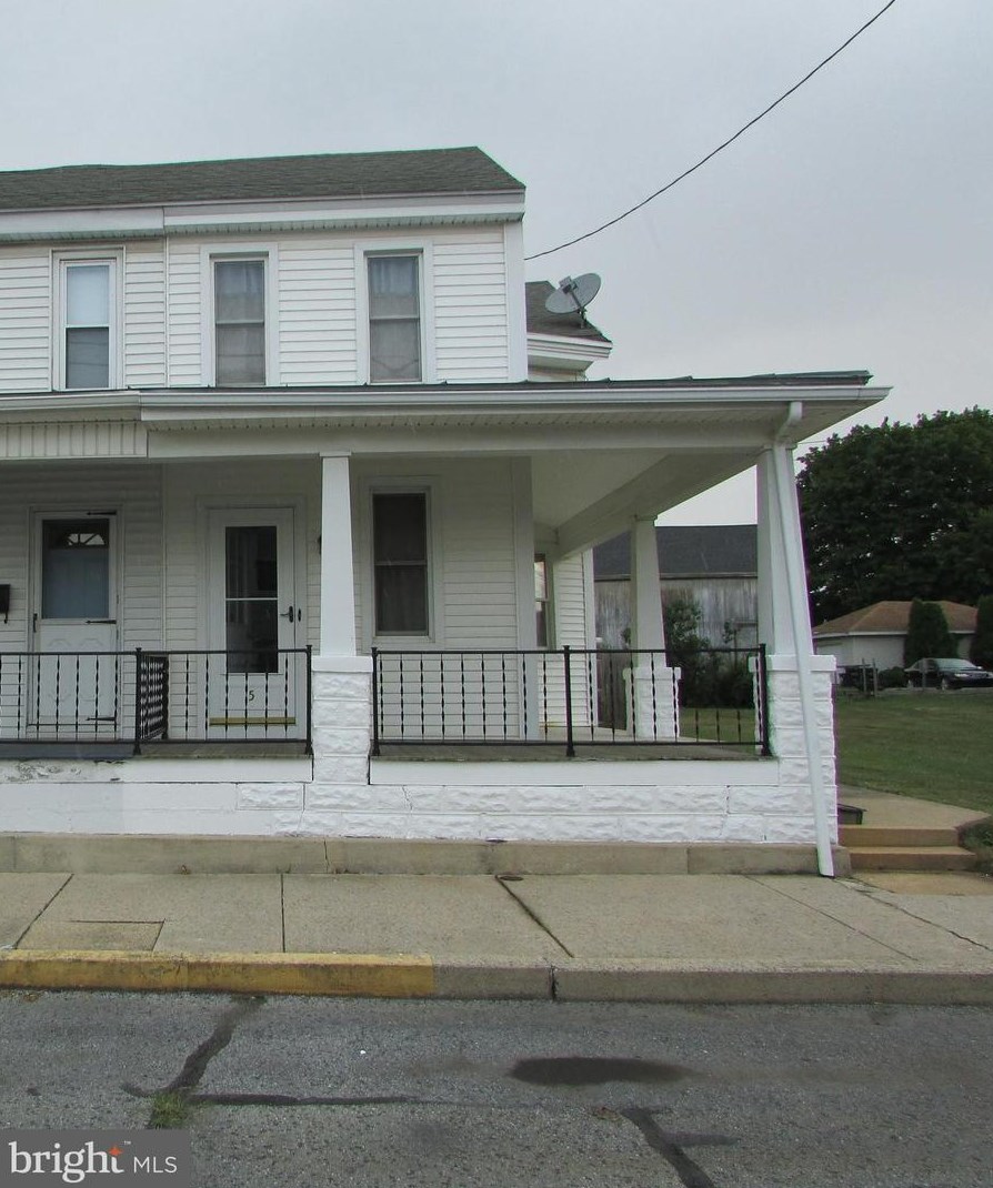 5 E Maple Ave, Reistville, PA 17067