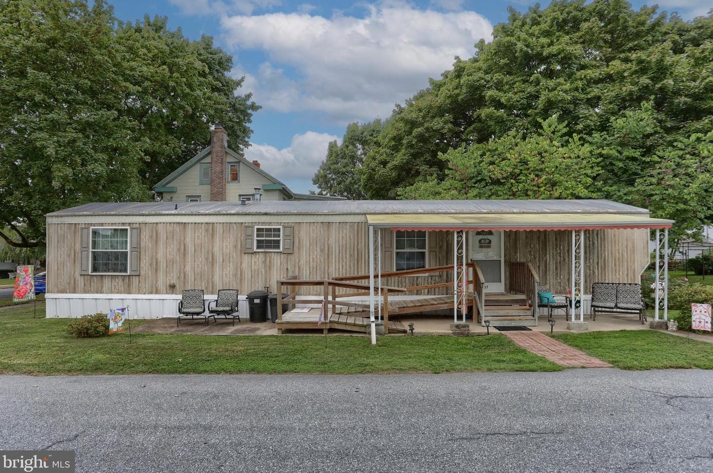 37 S Parish Ave, Stricklerstown, PA 17073