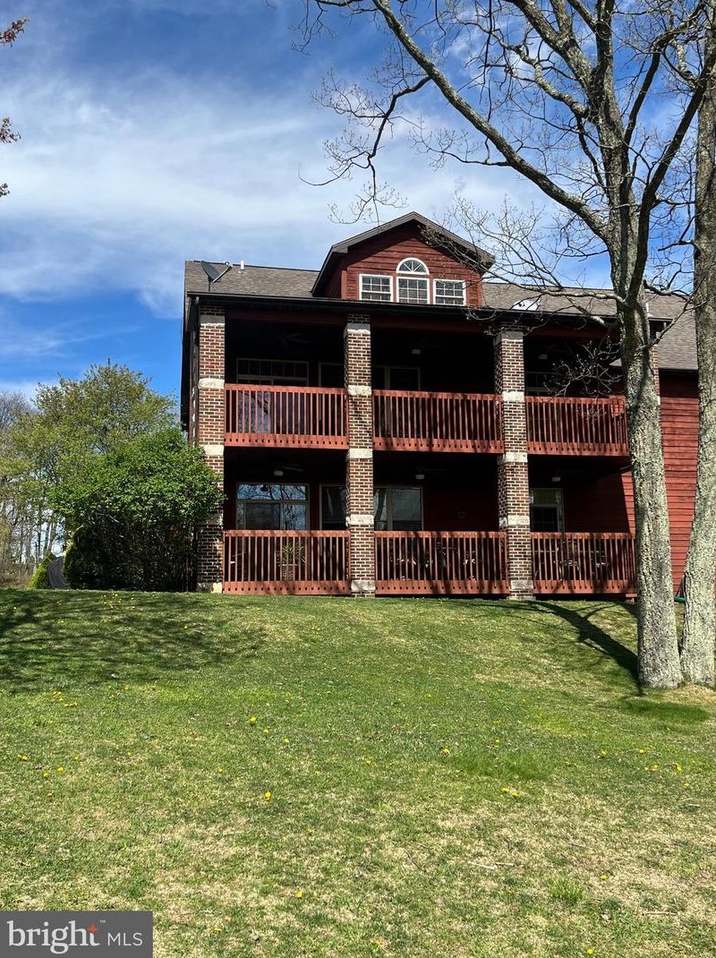 1304 Country Club Dr, Hazle Township, PA 18202-9164