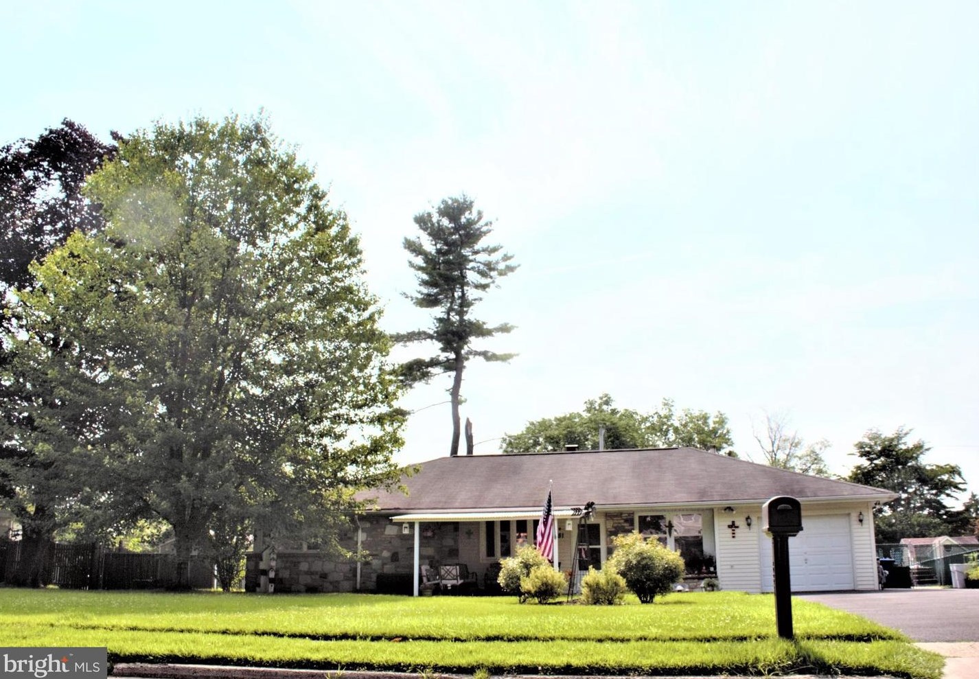681 Pembroke Rd, Meadowbrook, PA 19046-3325