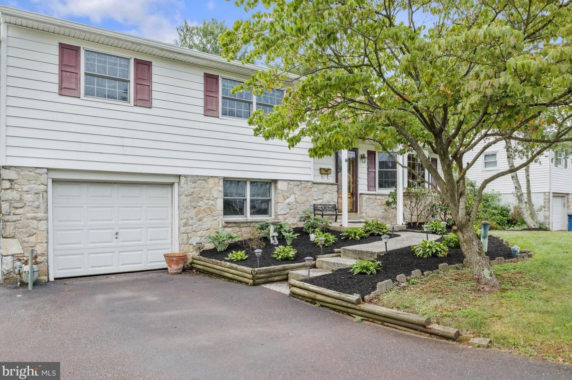 216 Woodlawn Dr, Lansdale, PA 19446