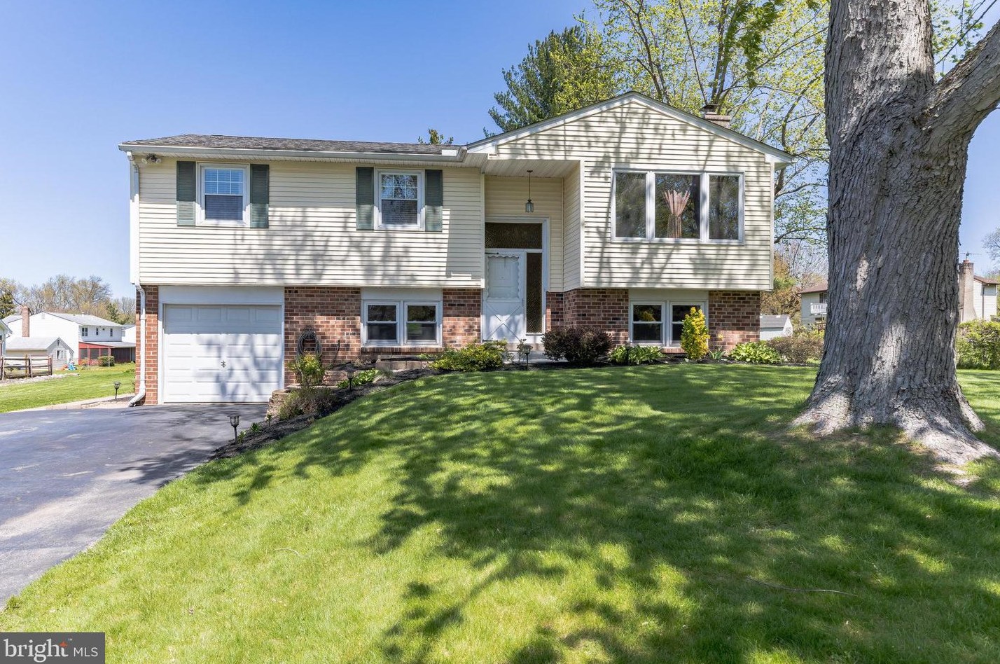 381 Carpenter Ln, Hatfield, PA 19440-3302