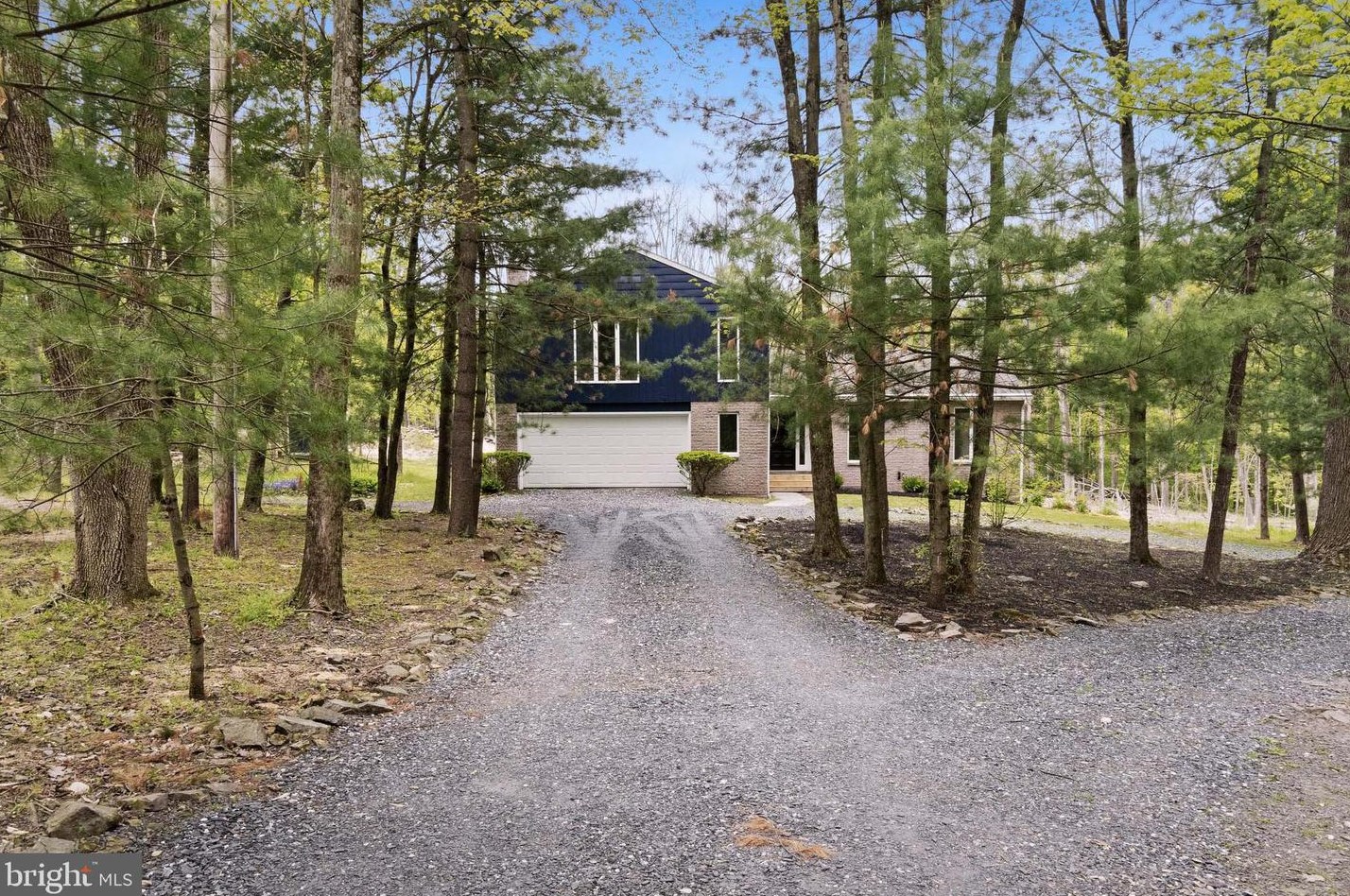 2240 Broomstick Rd, Green Lane, PA 18054-9577