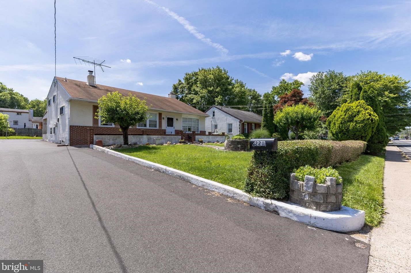 221 Fitzwatertown Rd, Willow Grove, PA 19090
