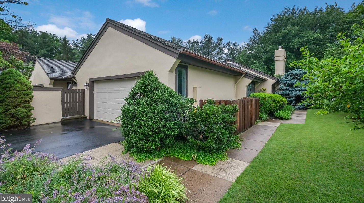 9 Pommel Ln, Blue Bell, PA 19422