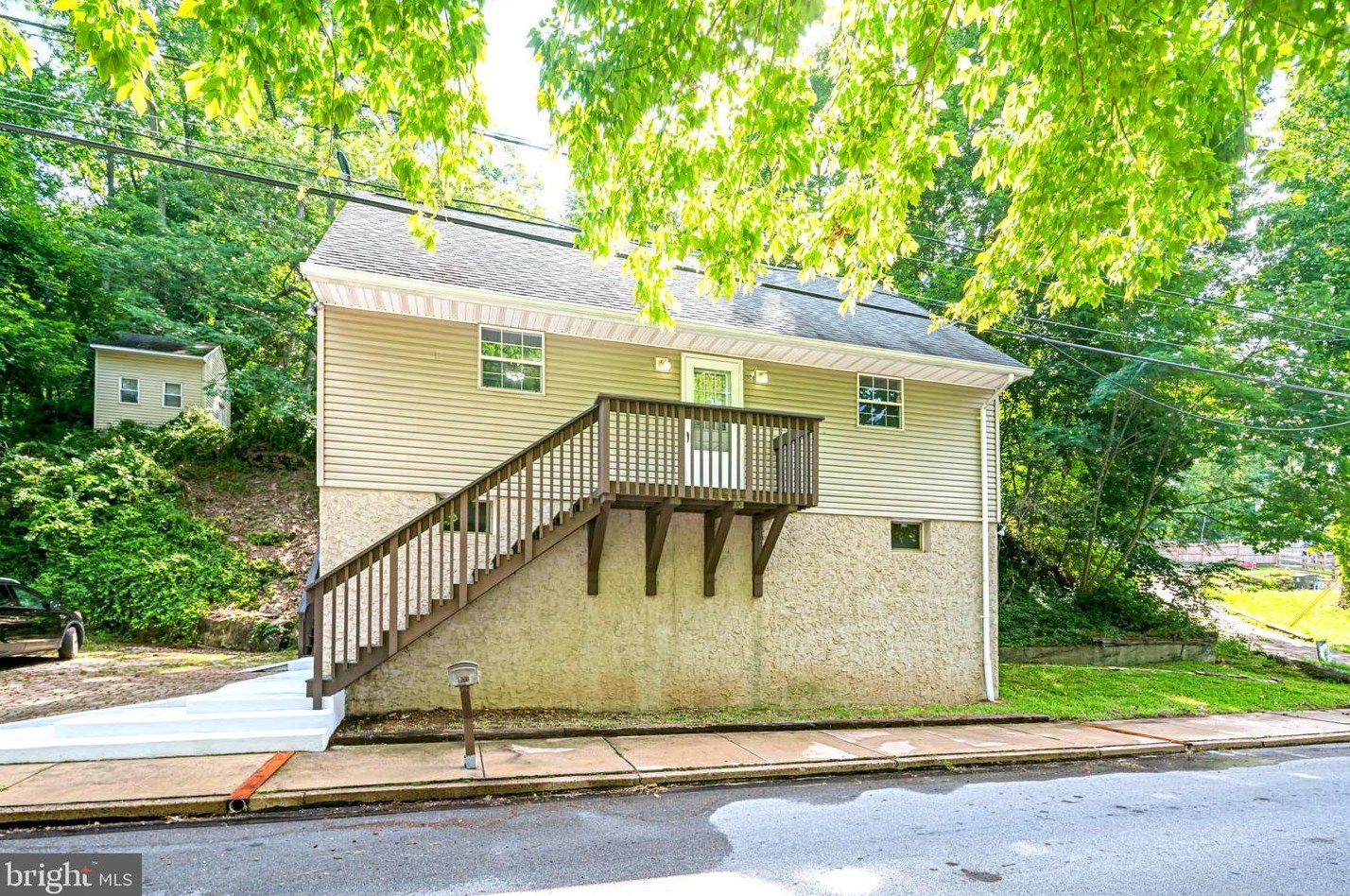 732 Manatawny St, Pottstown, PA 19464-5143