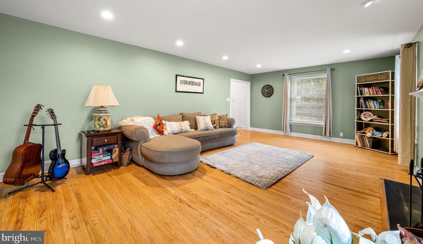 711 Sussex Rd, Penn Wynne PA 19096-2414 exterior