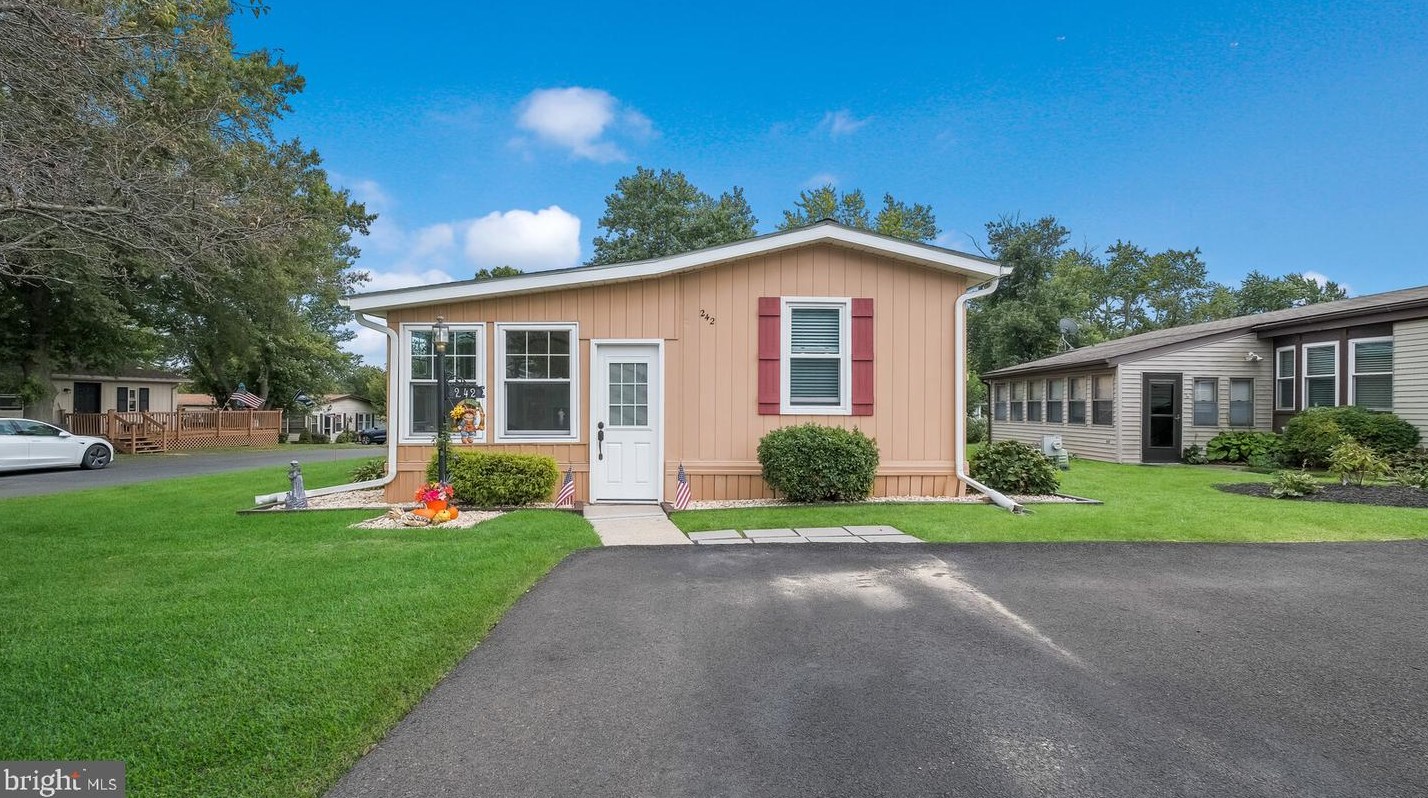 242 Cherrywood Ct, North Wales, PA 19454-1148
