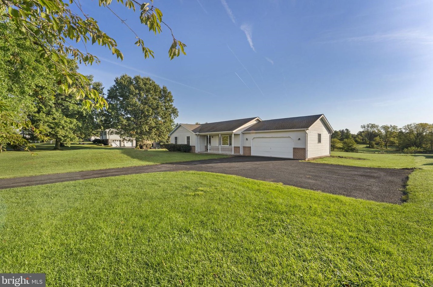 579 Hoffmansville Rd, Bechtelsville, PA 19505-9527