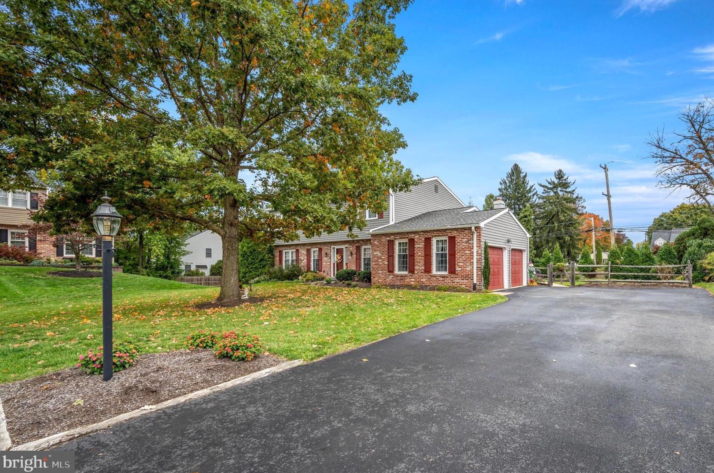 2017 Lodges Ln, Oreland, PA 19075-2515