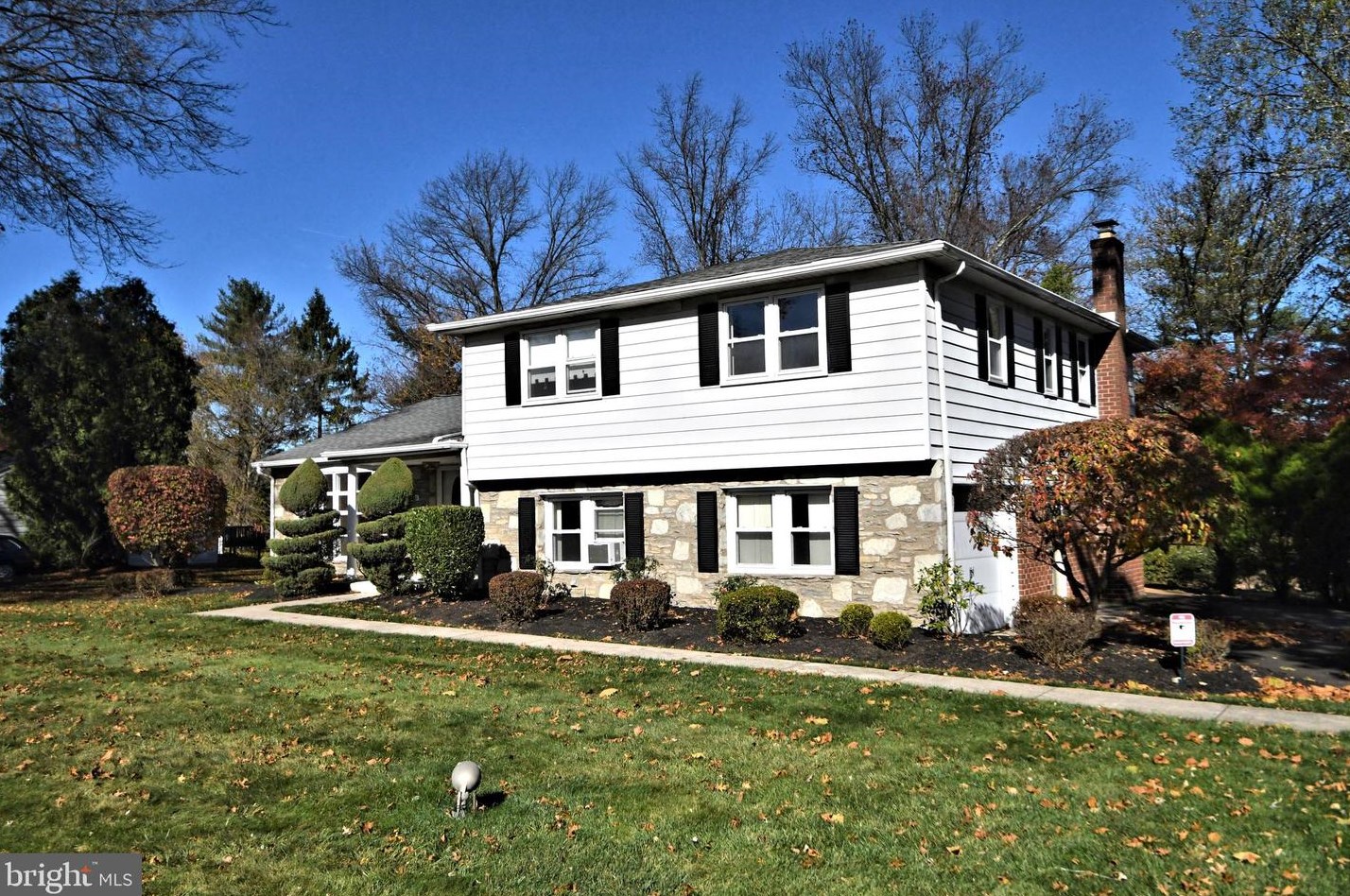 825 Warfield Ln, Huntingdon Valley, PA 19006