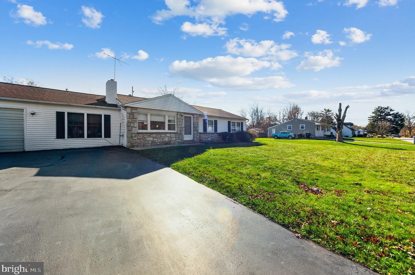 2011 Pine St, Hatfield, PA 19440-2744