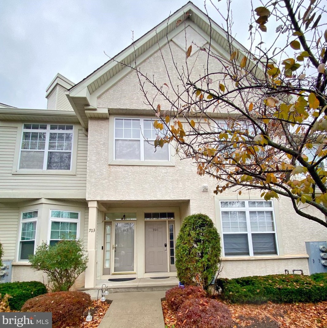 704 Dresher Woods Dr, Dresher, PA 19025