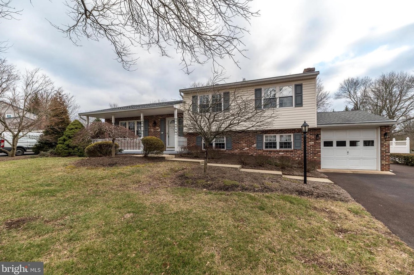 2797 Woodview Dr, Hatfield, PA 19440-2035