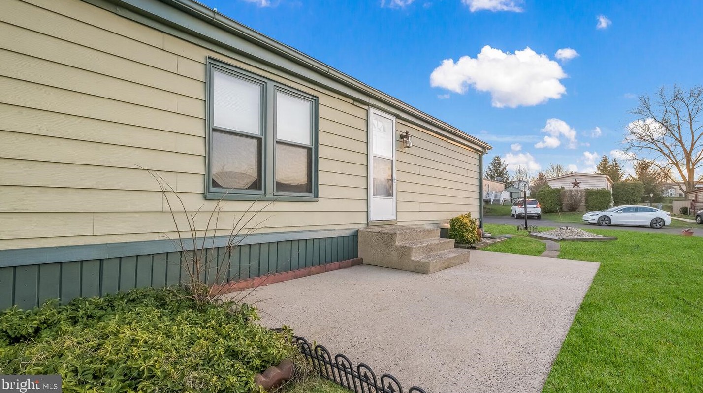 157 Hillside Ct, North Wales PA  19454-1135 exterior