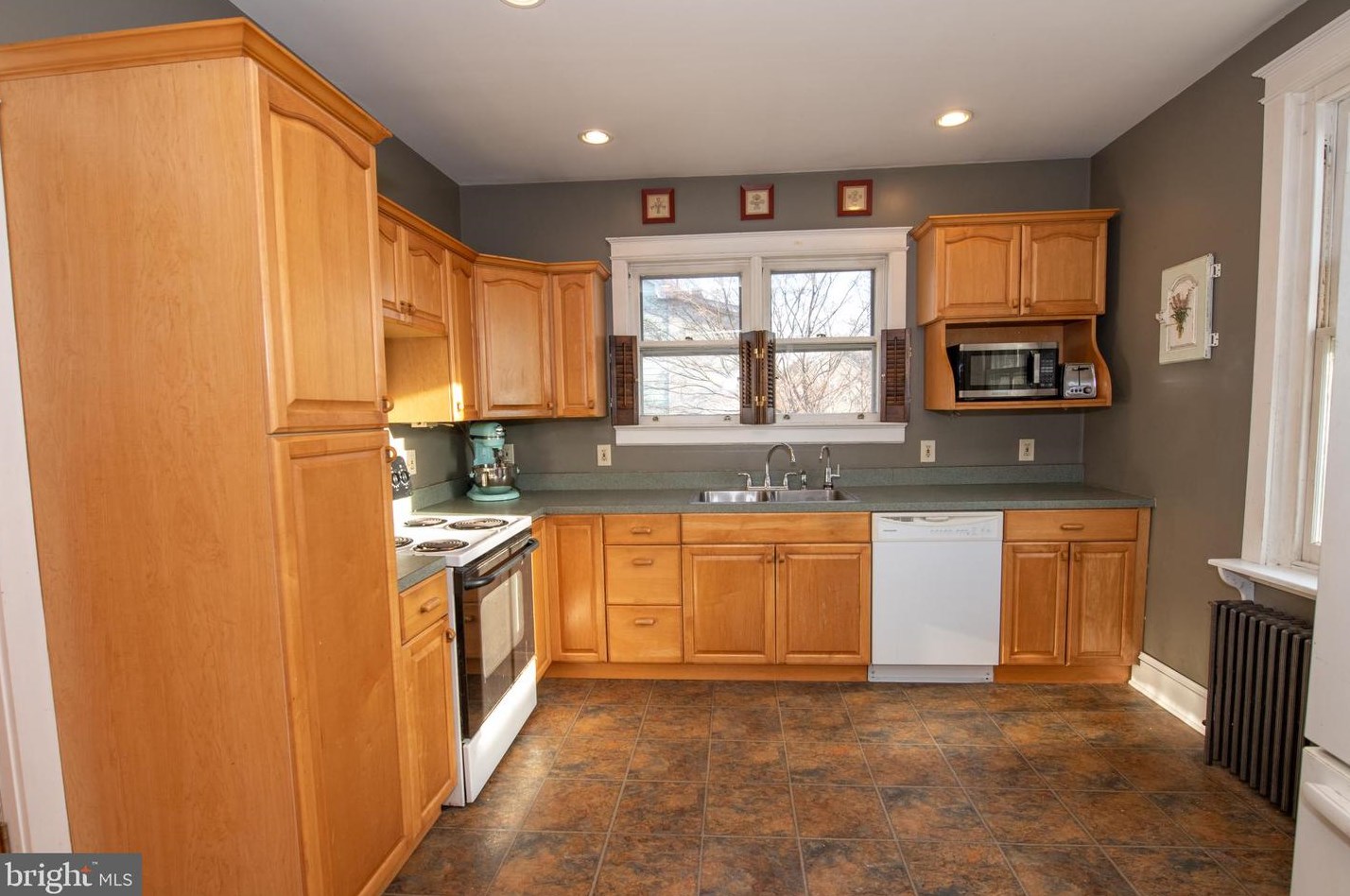 880 N Wales Rd, Blue Bell, PA 19422