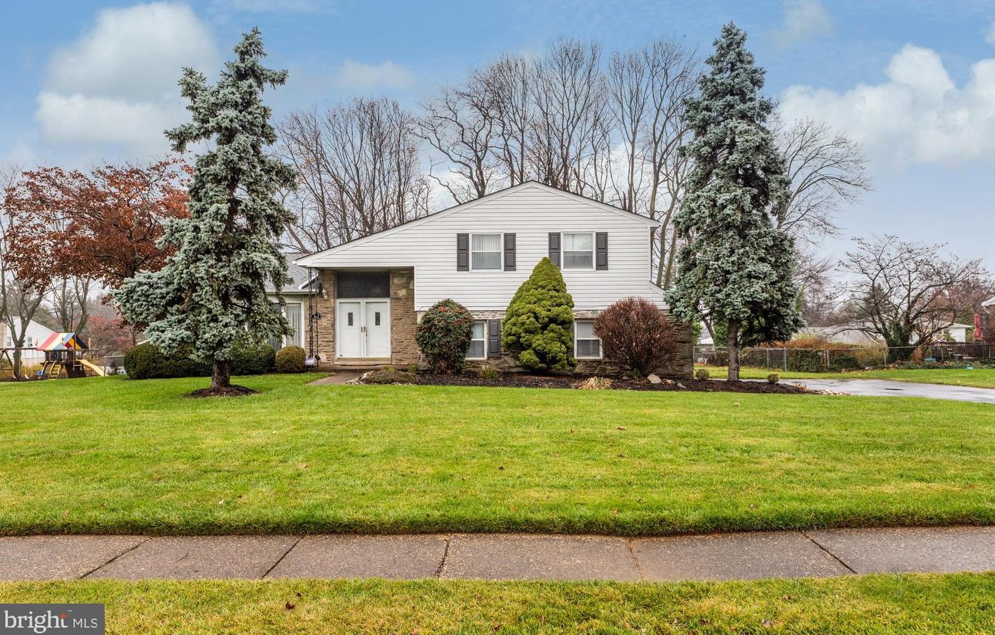 893 Cardinal Ln, Huntingdon Valley, PA 19006