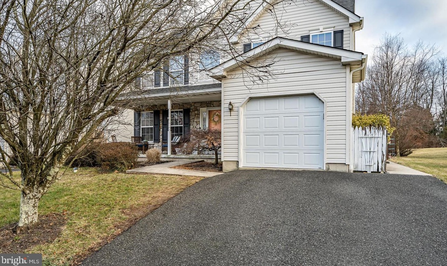 140 Ivy Ln, Zieglerville, PA 19492