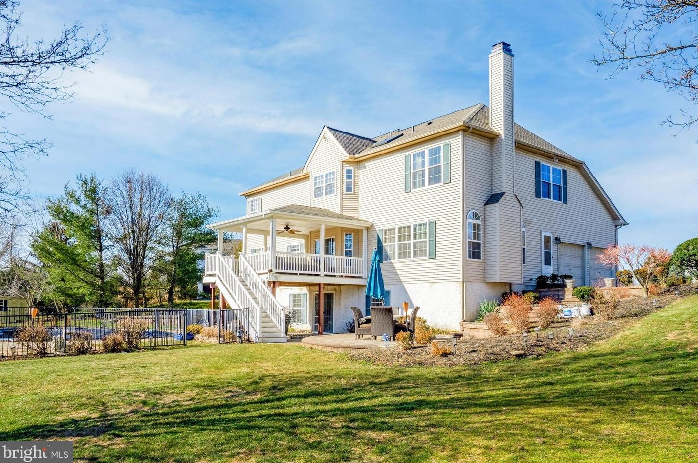 125 Raven Hollow Dr, North Wales, PA 19454-4427