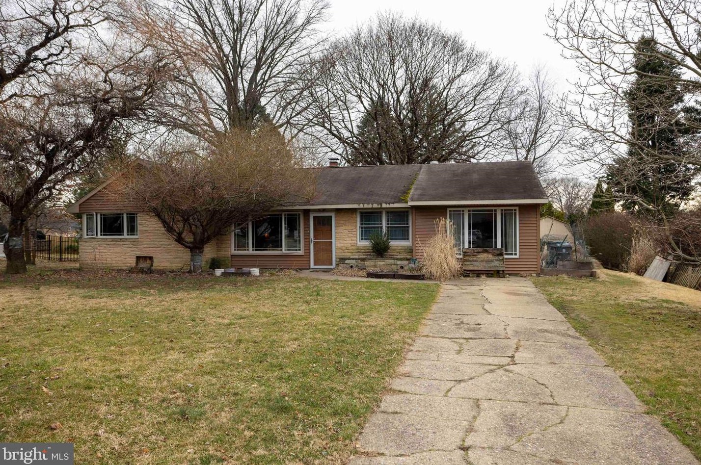 665 Pembroke Rd, Meadowbrook, PA 19046-3325