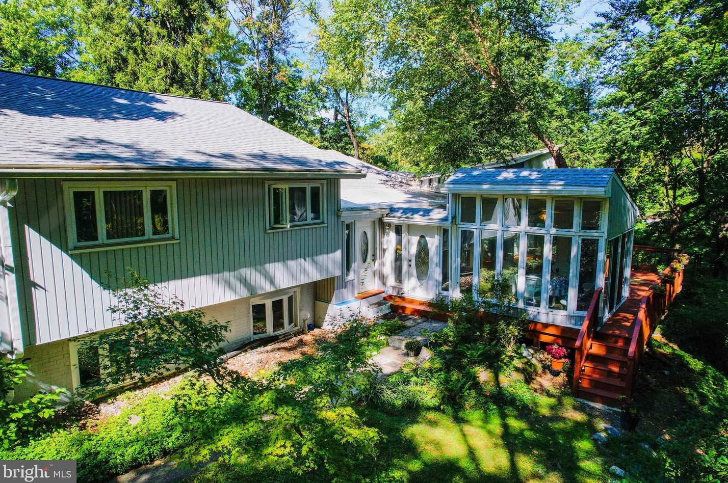 1132 Lindsay Ln, Meadowbrook, PA 19046-1839