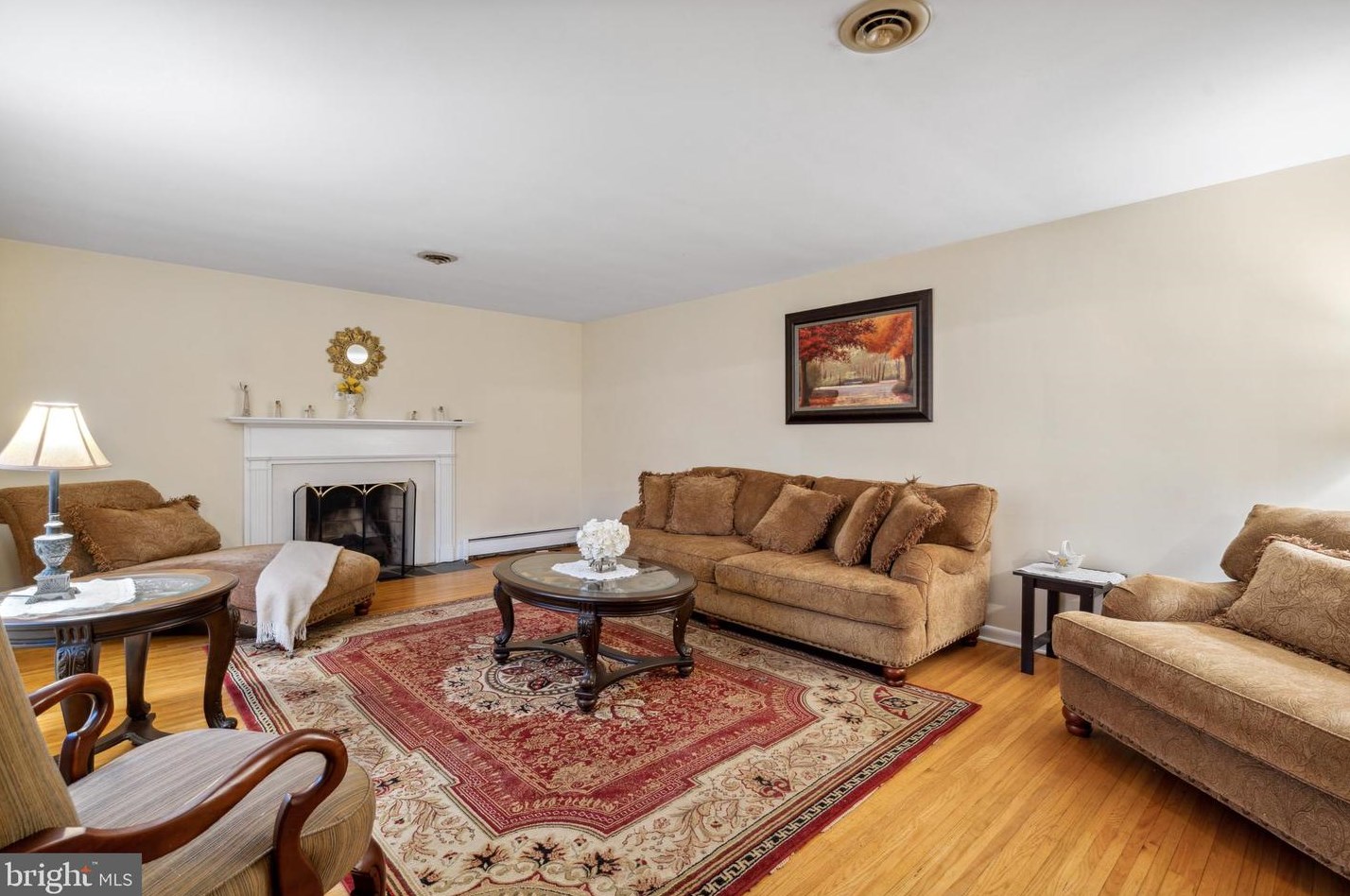 751 Gregory Rd, Meadowbrook, PA 19046-2927