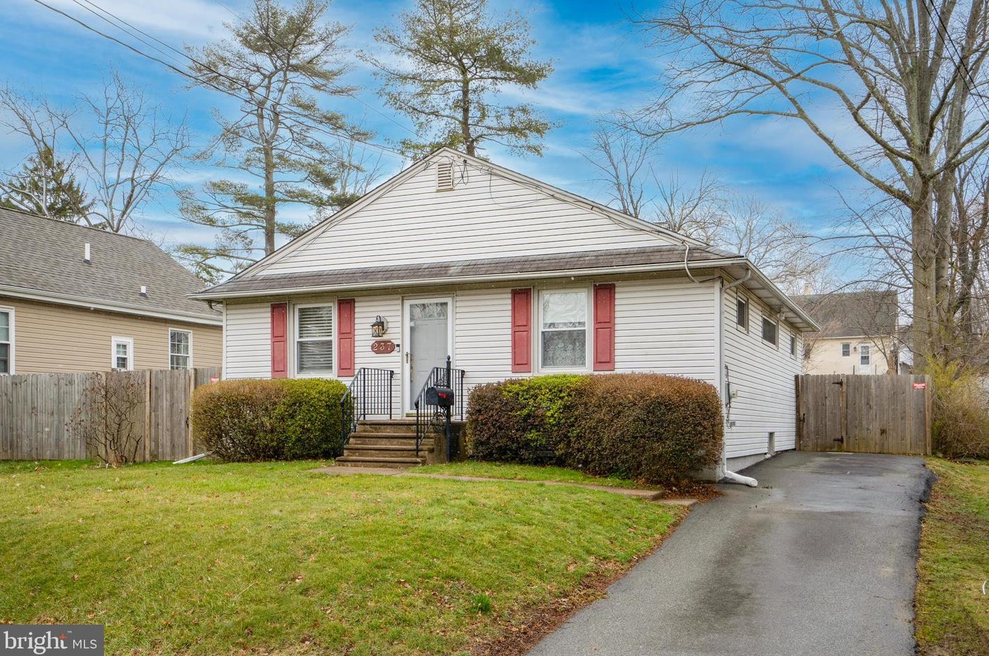 237 Fitzwatertown Rd, Willow Grove, PA 19090