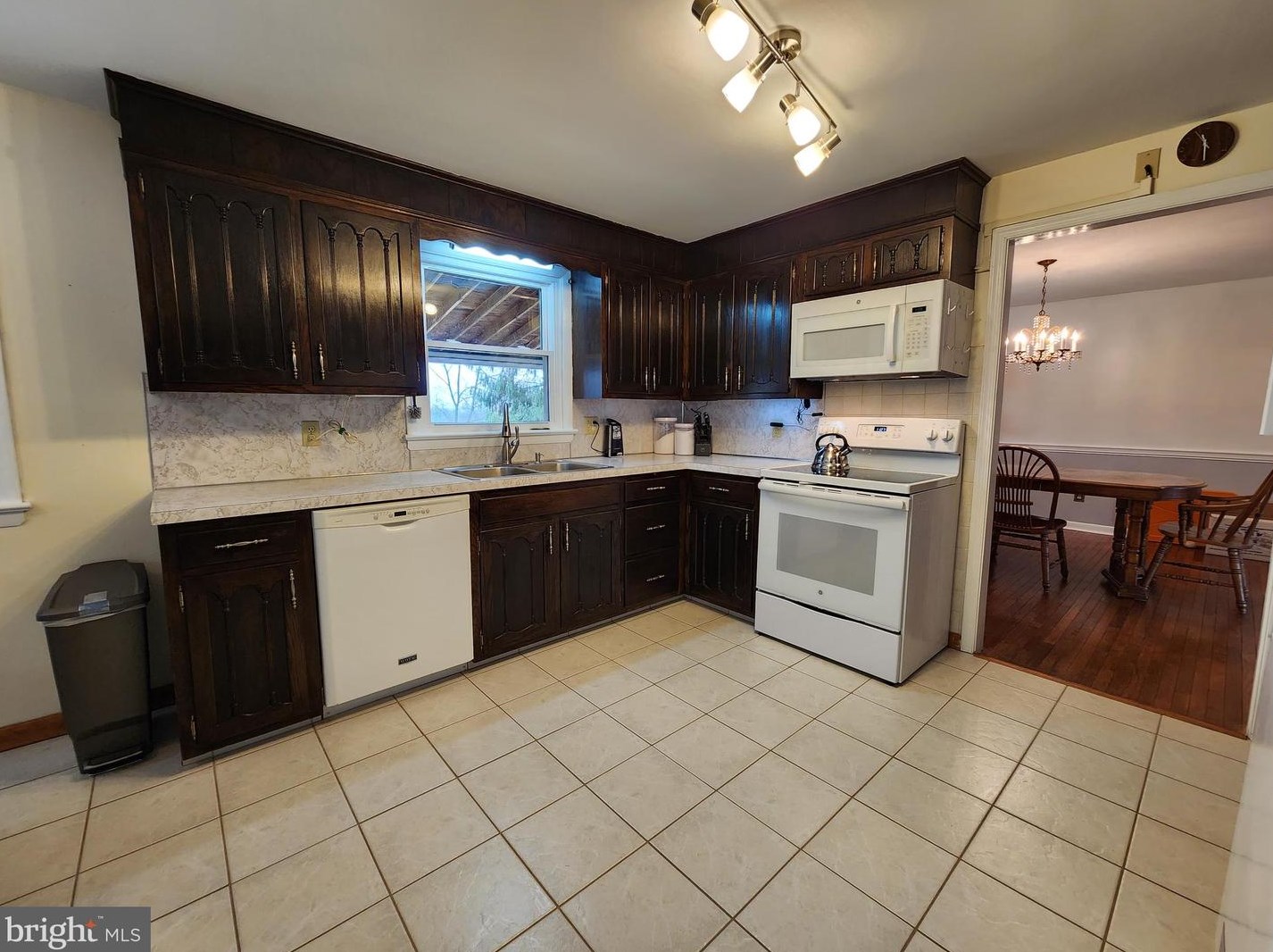 1056 Stuart Dr, Pottstown, PA 19464