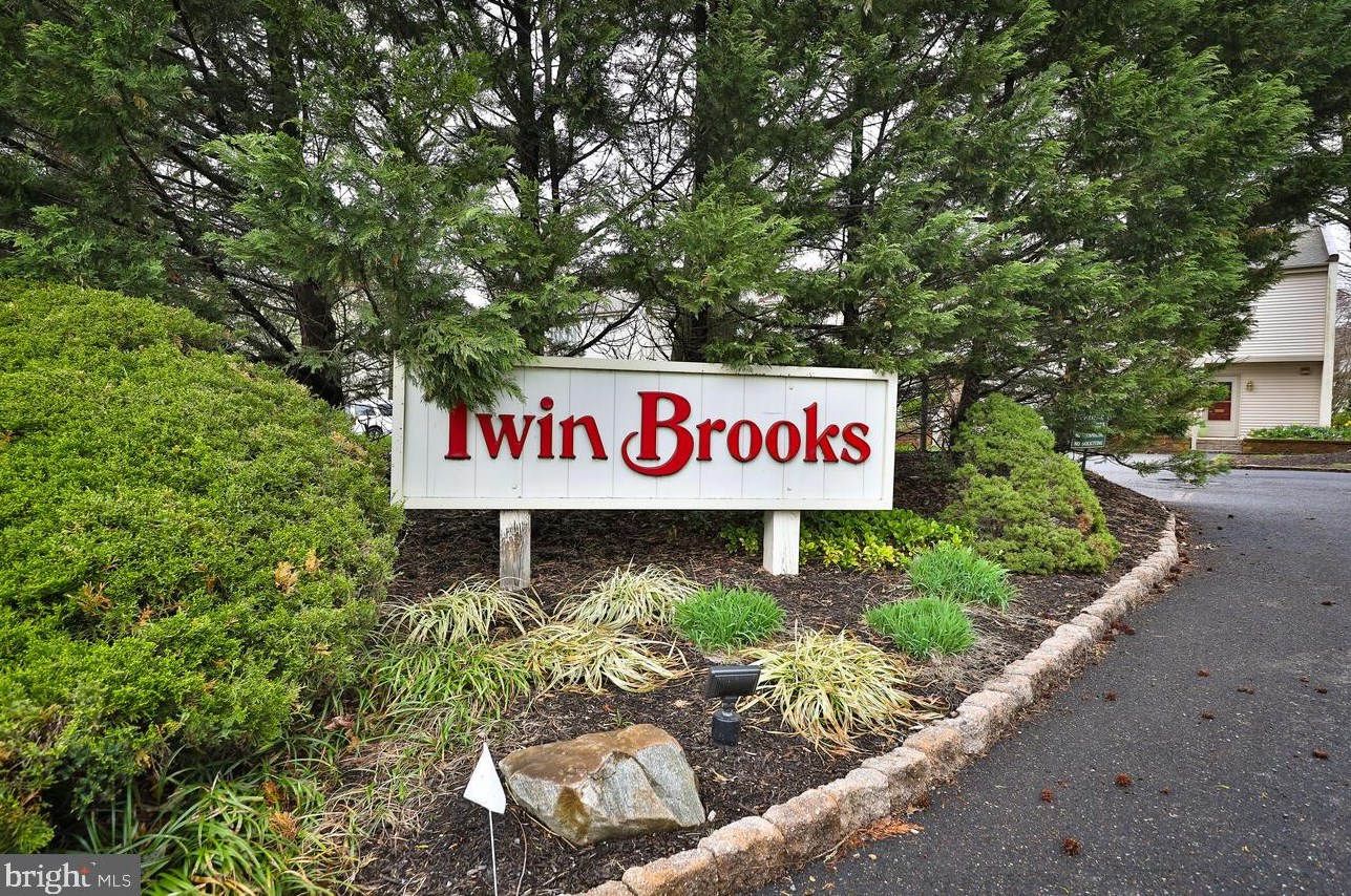 15 Twin Brooks Dr, Willow Grove, PA 19090