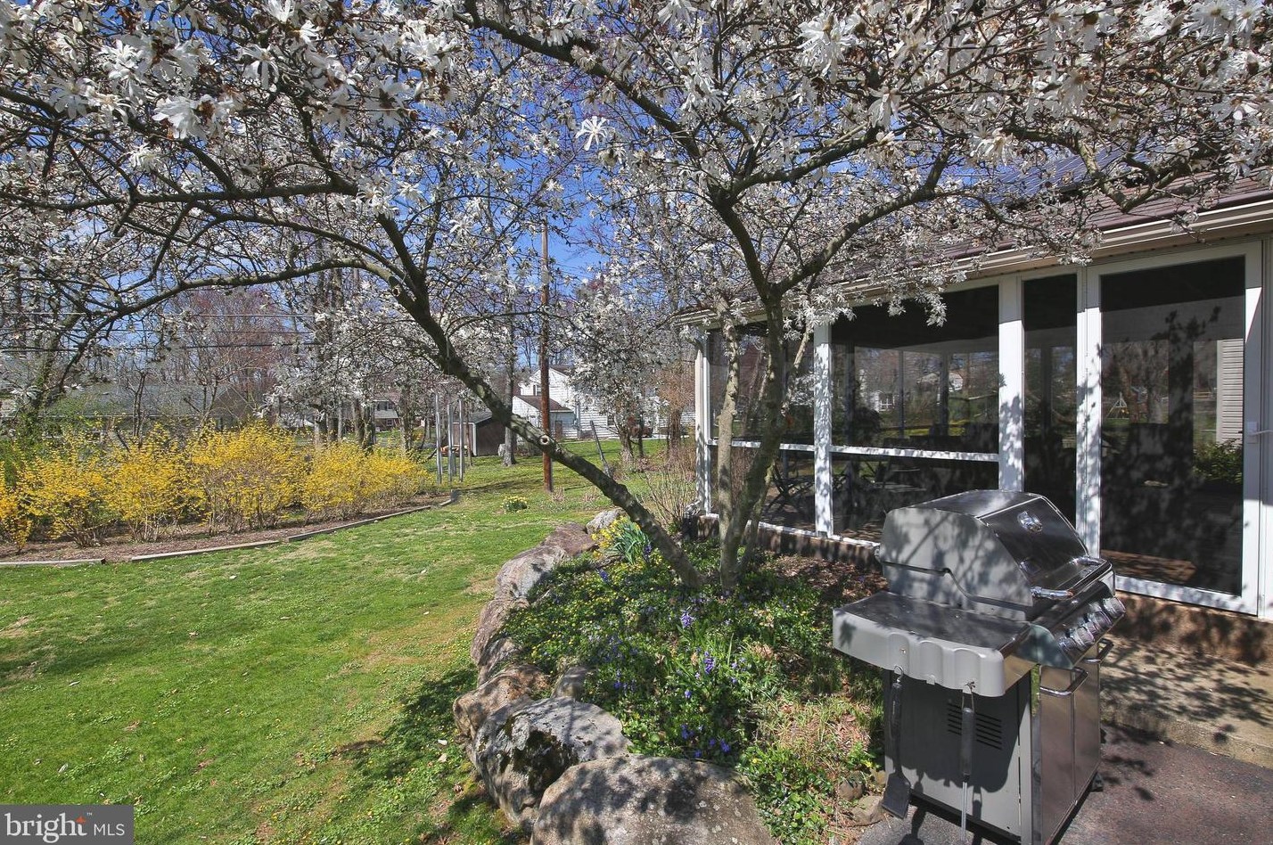 114 White Oak Rd, North Wales PA  19454-2450 exterior