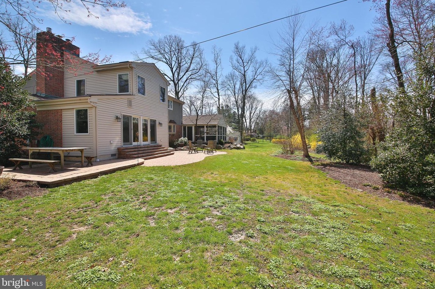 114 White Oak Rd, North Wales PA  19454-2450 exterior